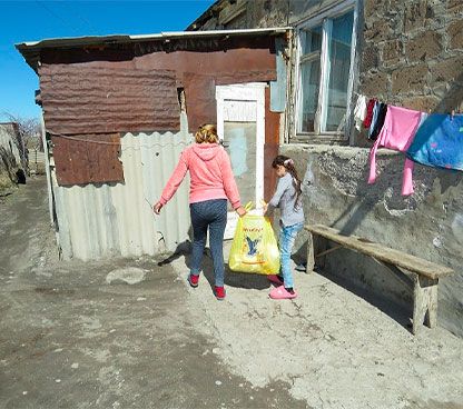 Помощь 50 очень бедным семьям, живущим в Варденисе