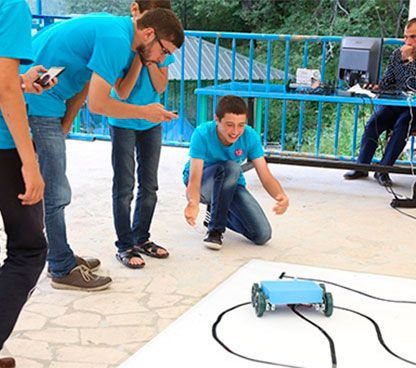 Юные инженеры из технологического лагеря подарили созданные собственноручно трехмерные принтеры школам Шуши, Ванка и Чартара