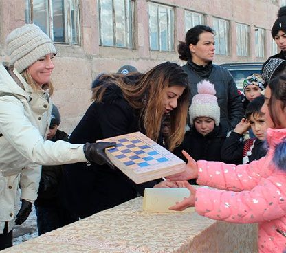 Ծայրահեղ աղքատ 100 երեխաներ նվերներ ստացան U.S. Embassy Armenia Helping Hands-ից